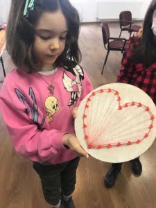 Ateliere copii - String Art - Inima si copil